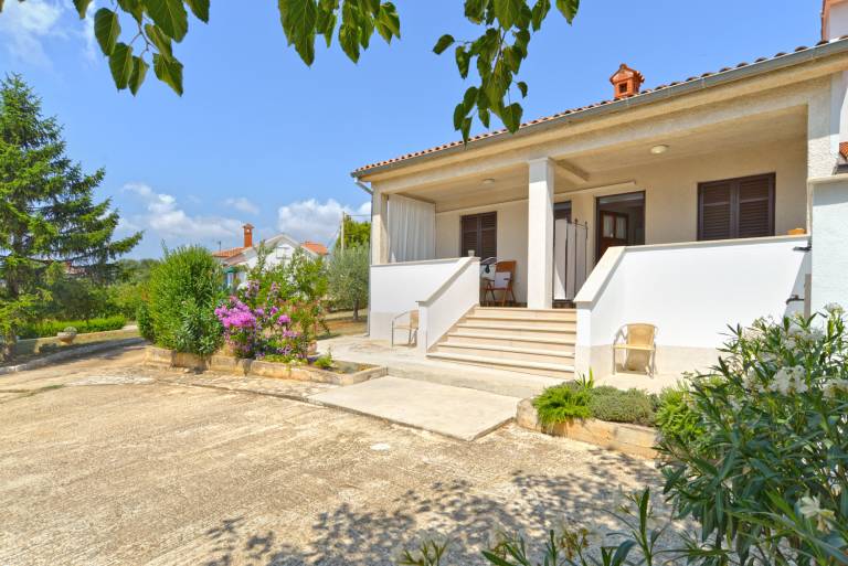 Children-friendly lovely rental apartment with terrace | Dogs allowed in Medulin