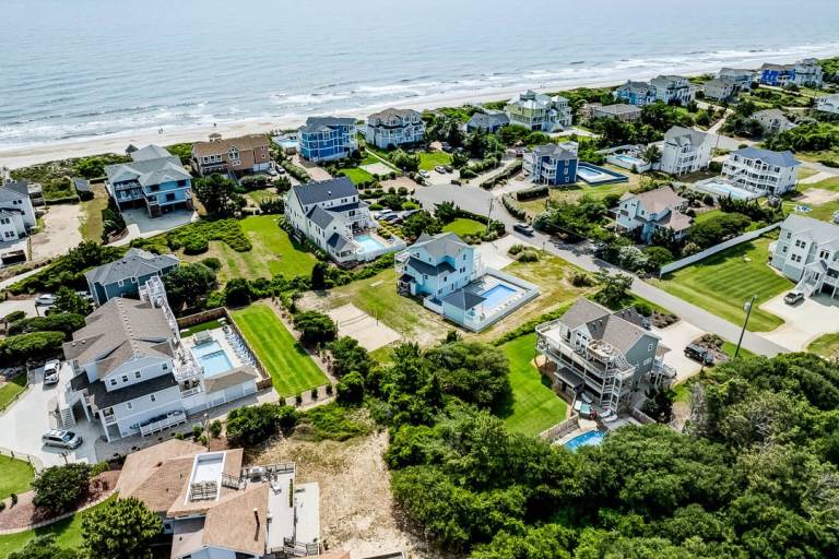 Inigo's Retreat 200 ft from the beach Dog Friendly, Private Pool, Hot Tub Corolla — photo 3