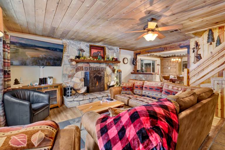 Knotty Bear Resort Cabin at Big Bear- Hot Tub- Games — photo 4