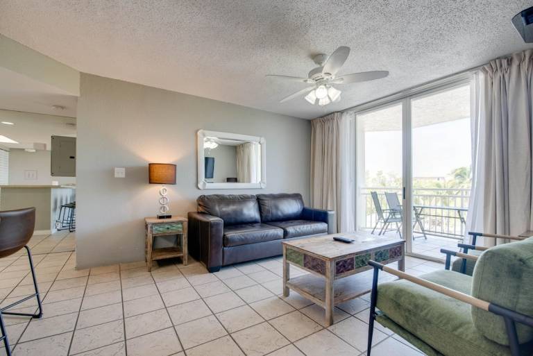 Condo with pool — photo 2