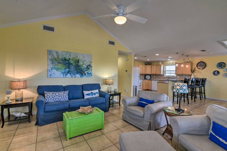 Walk to Galveston Beach: Pet-Friendly Home w/ Deck — photo 2