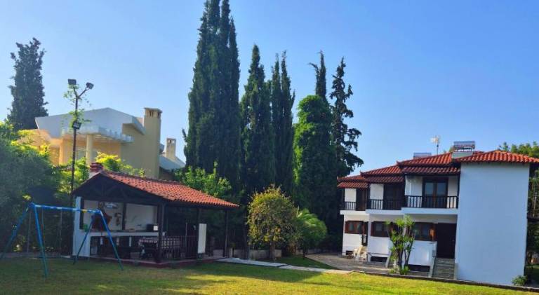 Villa with terrace, yard & grill in Sithonia