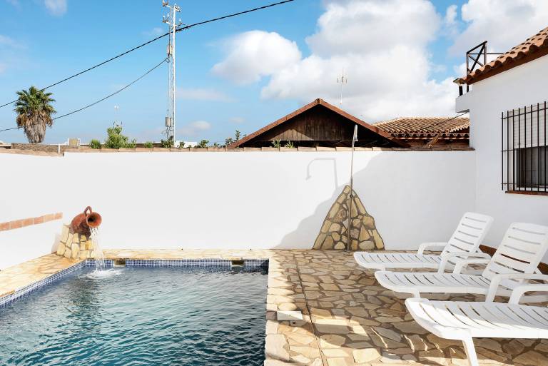 Charming vacation home with pool, BBQ & patio | Dogs allowed — photo 4
