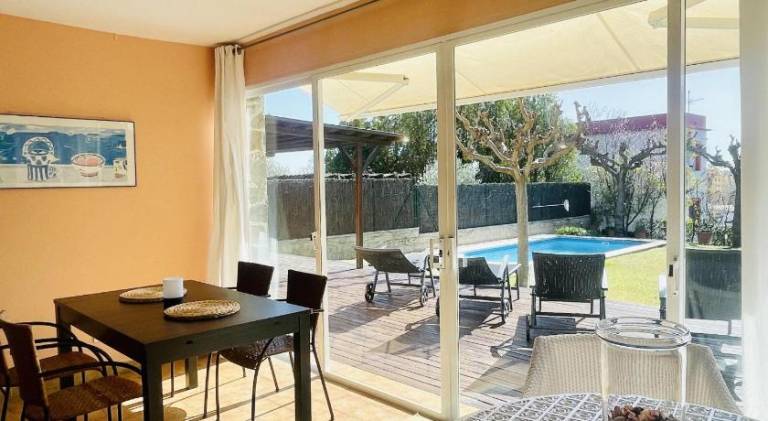 House with pool — photo 5