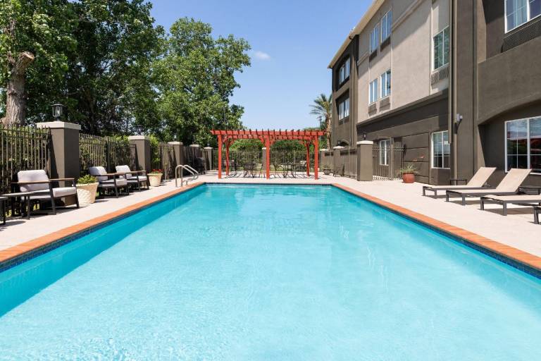 La Quinta Inn & Suites by Wyndham Brookshire — photo 5