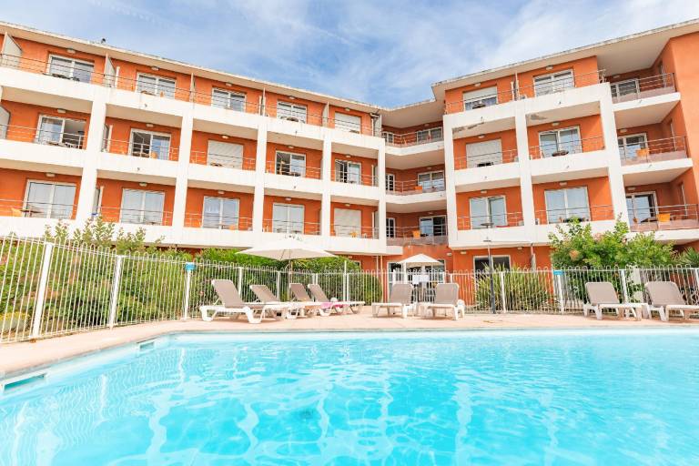 Serviced apartment with private pool, patio & garden | Perfect for remote work — photo 3