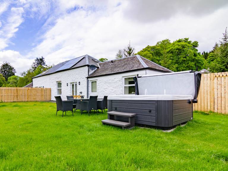 Children-friendly cottage with garden & hot tub | River view | Pets allowed in Perth