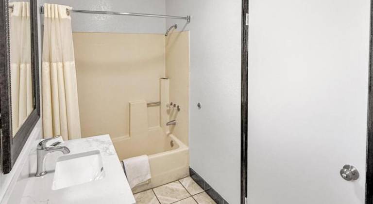 Super 7 Motel - Anaheim Packing District & Disneyland — photo 4