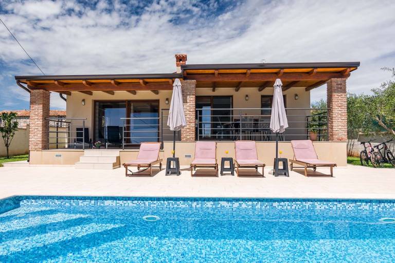 Fully equipped beautiful villa with yard, private pool & fast internet | Pets allowed — photo 2