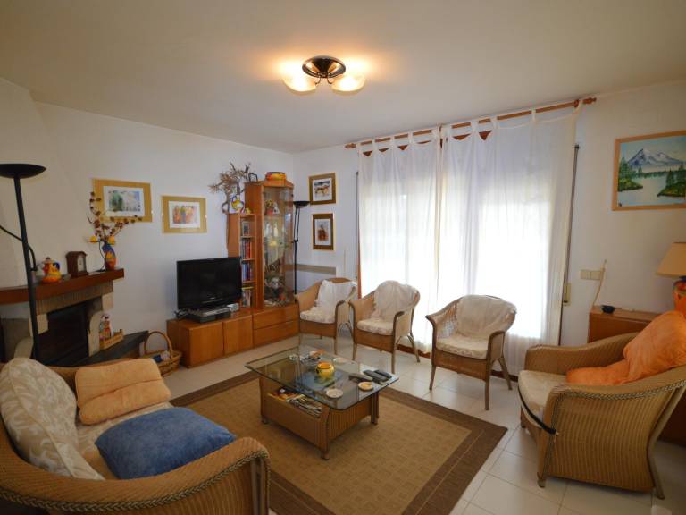 Vacation home with private pool, barbecue & garden — photo 2