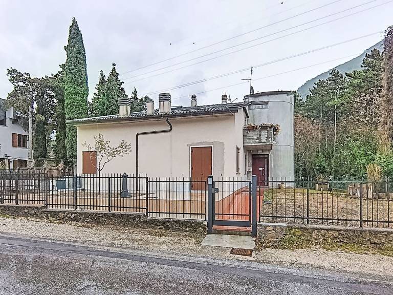 Ferienwohnung mit Hund in Turbel, Nago-Torbole Gardasee f&uuml;r max. 6 Personen