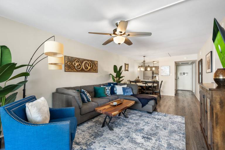 1 Mi to Fashion Square Condo w Community Perks