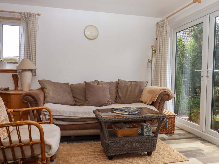 Family-oriented lovely cottage with yard & jacuzzi | Beach view | Pets are welcome — photo 5