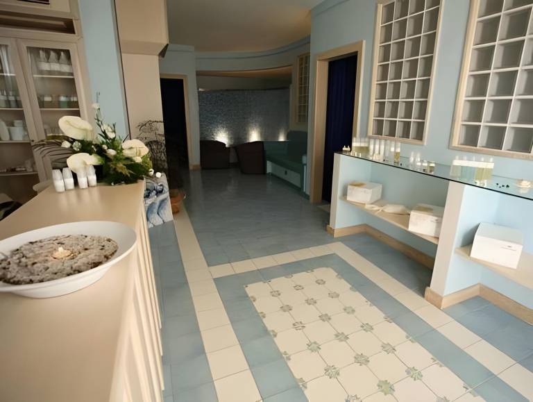 Serviced apartment with terrace, pool & garden | Pet-friendly — photo 2