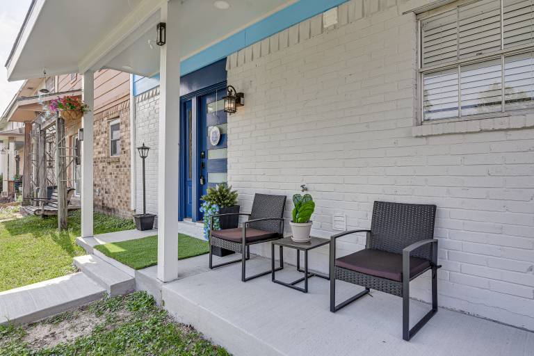 1/2 Mi to Sylvan Beach Park! Chic Townhome w/ Yard — photo 3