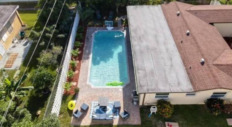 House with pool — photo 2