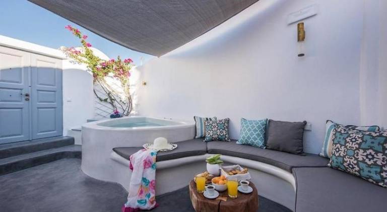 Villa with private pool, jacuzzi & terrace | Pets allowed — photo 3