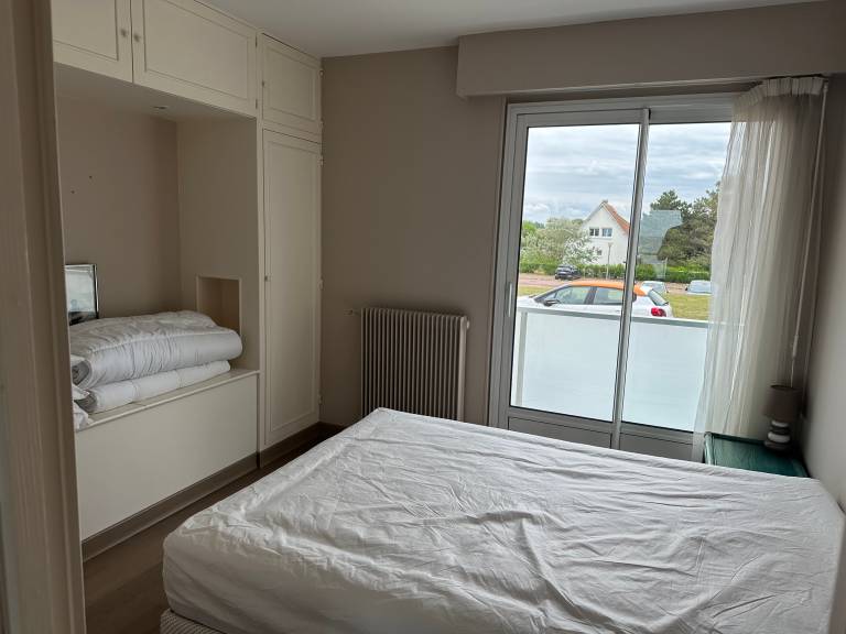 Stunning Sea View Apartment in Varaville – Beachfront Loggia, Sleeps 4 — photo 4