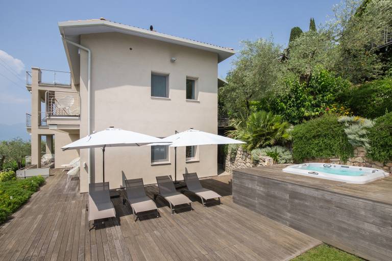 Villa with private pool, jacuzzi & patio — photo 5