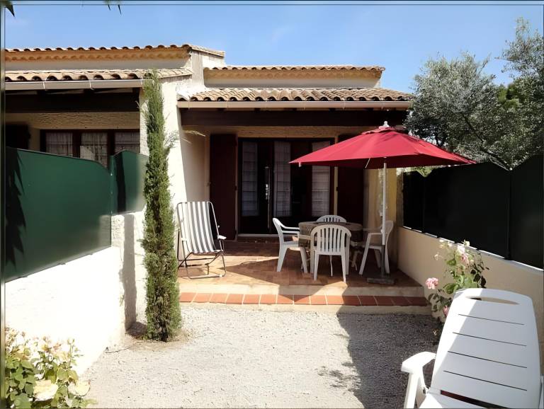House with patio, BBQ & garden — photo 2