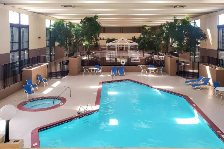 Clarion Inn & Suites Roswell — photo 2