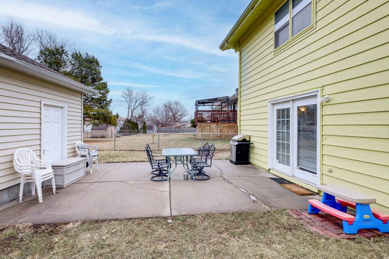 Bring the Family! Suburban Home w/ Yard in Omaha — photo 4