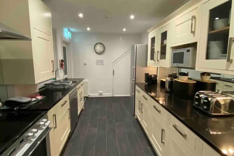 4 Bed House-Sleeps 8-Parking-Pets-MarinaSeaView — photo 5