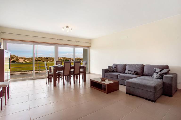 Apartment 'A O - Apartamento Gâmboa' with Sea View, Shared Terrace and Wi-Fi in Leiria