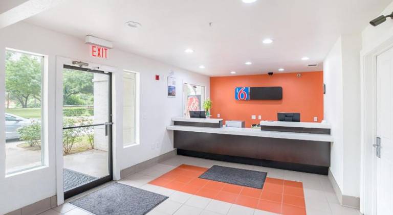 Motel 6 Grand Prairie, TX - Near Six Flags Drive — photo 4