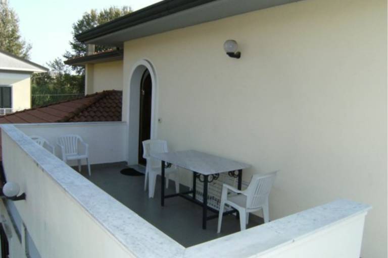 4 Bedroom apartment, 650m from the beach, close to the centre of Marina di Massa. — photo 2