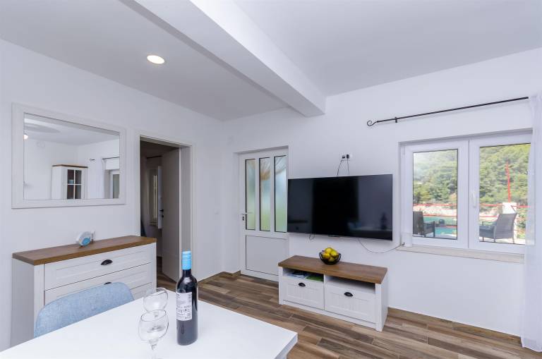 Vacation home with BBQ & patio | Dogs allowed — photo 4