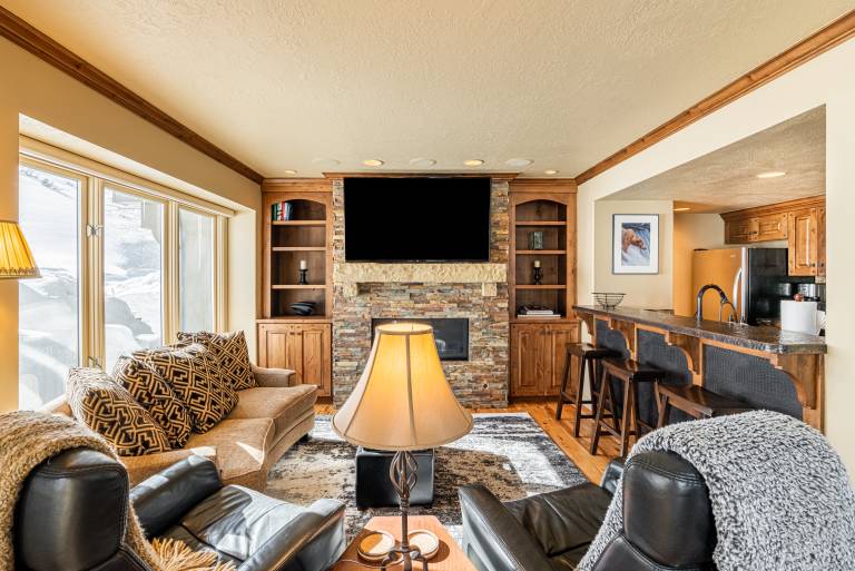 Beautiful Modern Home in Great Location, Hot Tub Patio, Luxury Amenities! — photo 3