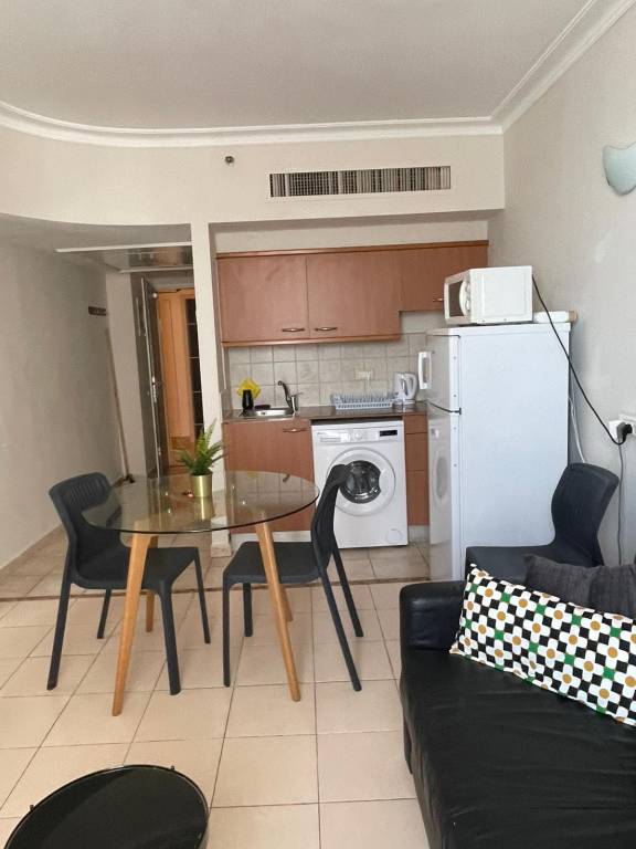 One Bedroom and One livingroom Apartment with full kitchen and full bath — photo 5