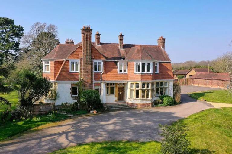 House with yard in Lymington
