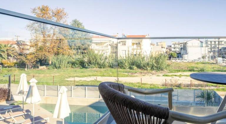 Serviced apartment with yard, pool & terrace — photo 3