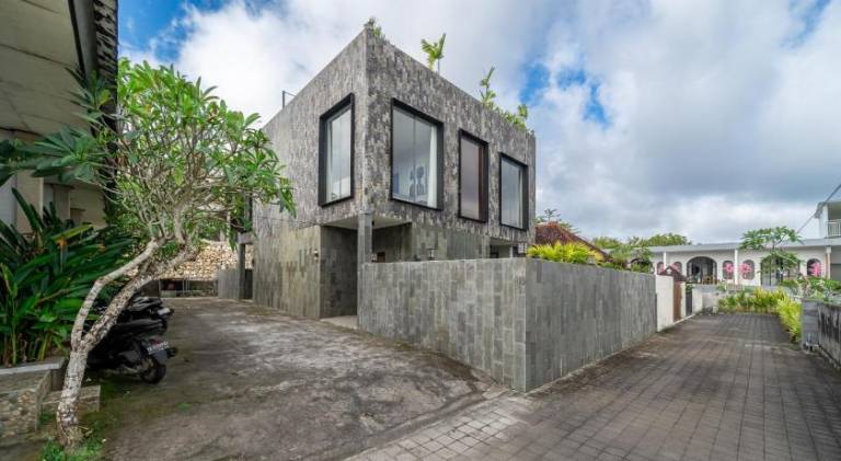 Villa with pool — photo 4