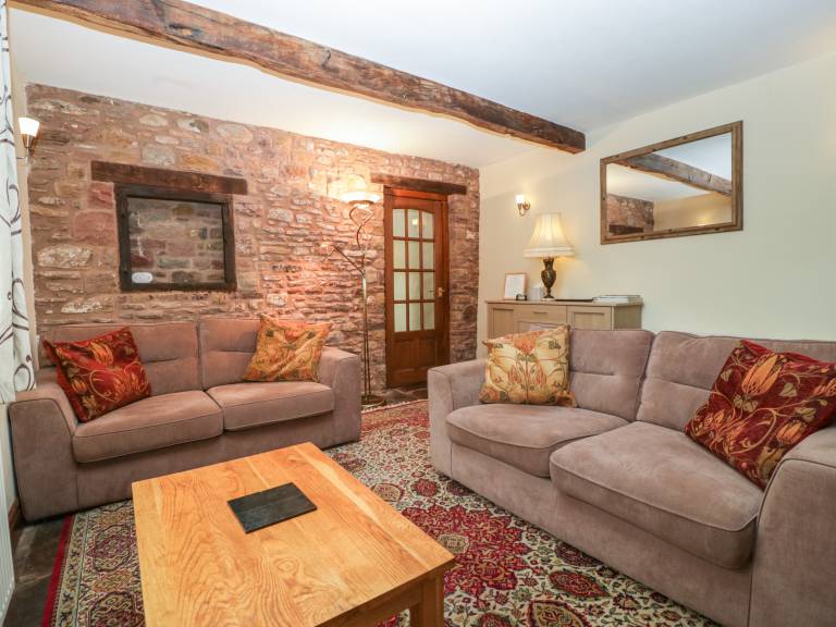 Cottage with garden — photo 4