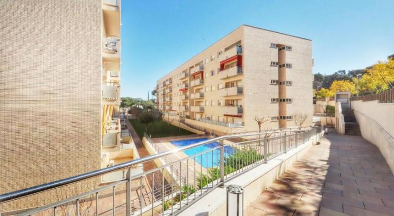 Apartment with patio, garden & pool — photo 3