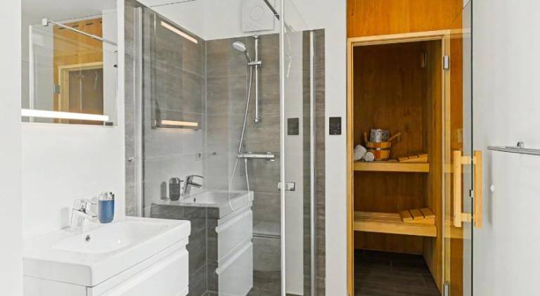 Vacation home with hot tub & pool — photo 2