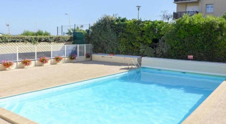 Apartment with private pool — photo 3
