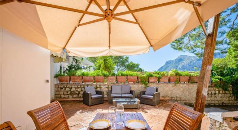 Villa with terrace, garden & hot tub | Pets allowed — photo 4