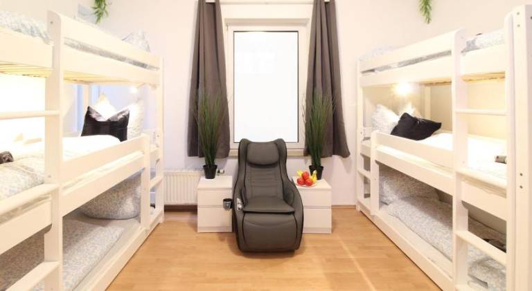 Hotel Ulm Zentrum - Komplettes Zimmer, Hochbett, Android TV & eigenem Bad - perfekt fur Familien & G — photo 2