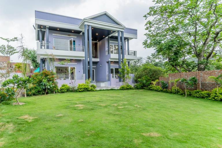 Villa with barbecue, garden & pool | Water view | Perfect for remote work in Udaipur
