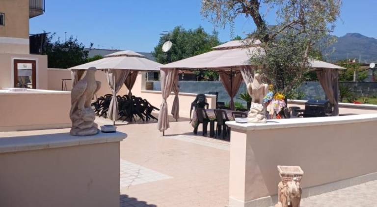 House with pool — photo 2