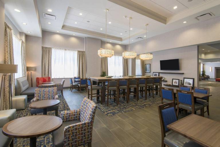 Hampton Inn and Suites Tulsa Downtown — photo 2