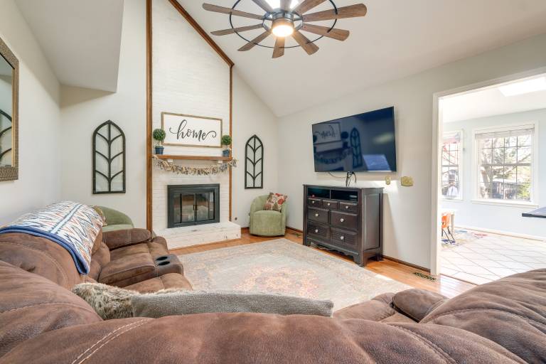 Pool, Hot Tub & Fun! Family Home Near Quantico — photo 2