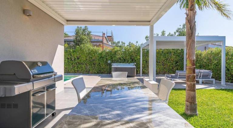 Villa with jacuzzi & pool — photo 5