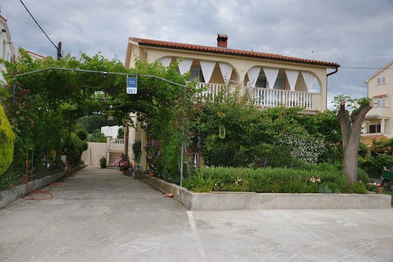Family-friendly pleasant apartment with yard, patio & grill | Pets are welcome in Rab