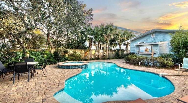 Vacation home with pool & jacuzzi in Destin, FL