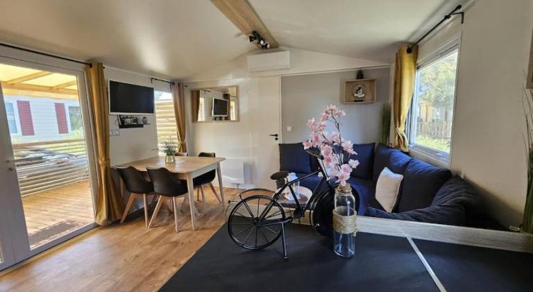 Serviced apartment with garden, pool & patio — photo 4